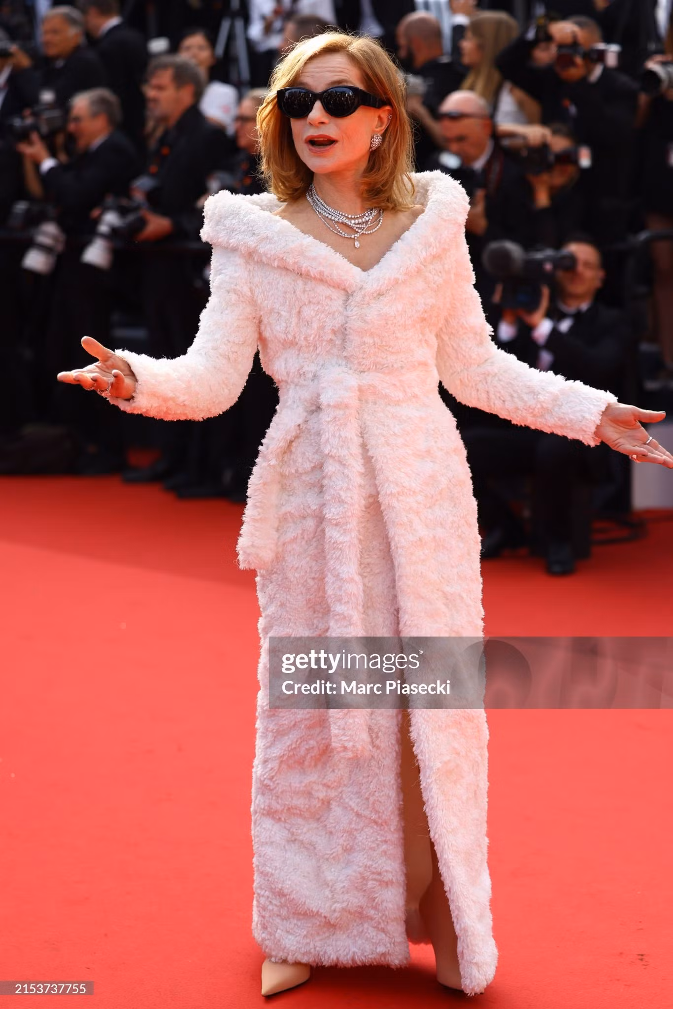 Isabelle Huppert lộ diện với mái tóc bob buông xõa, nữ diễn viên huyền thoại người Pháp bất chấp thời tiết ấm áp chọn bộ áo lông khi sải bước trên thảm đỏ.
