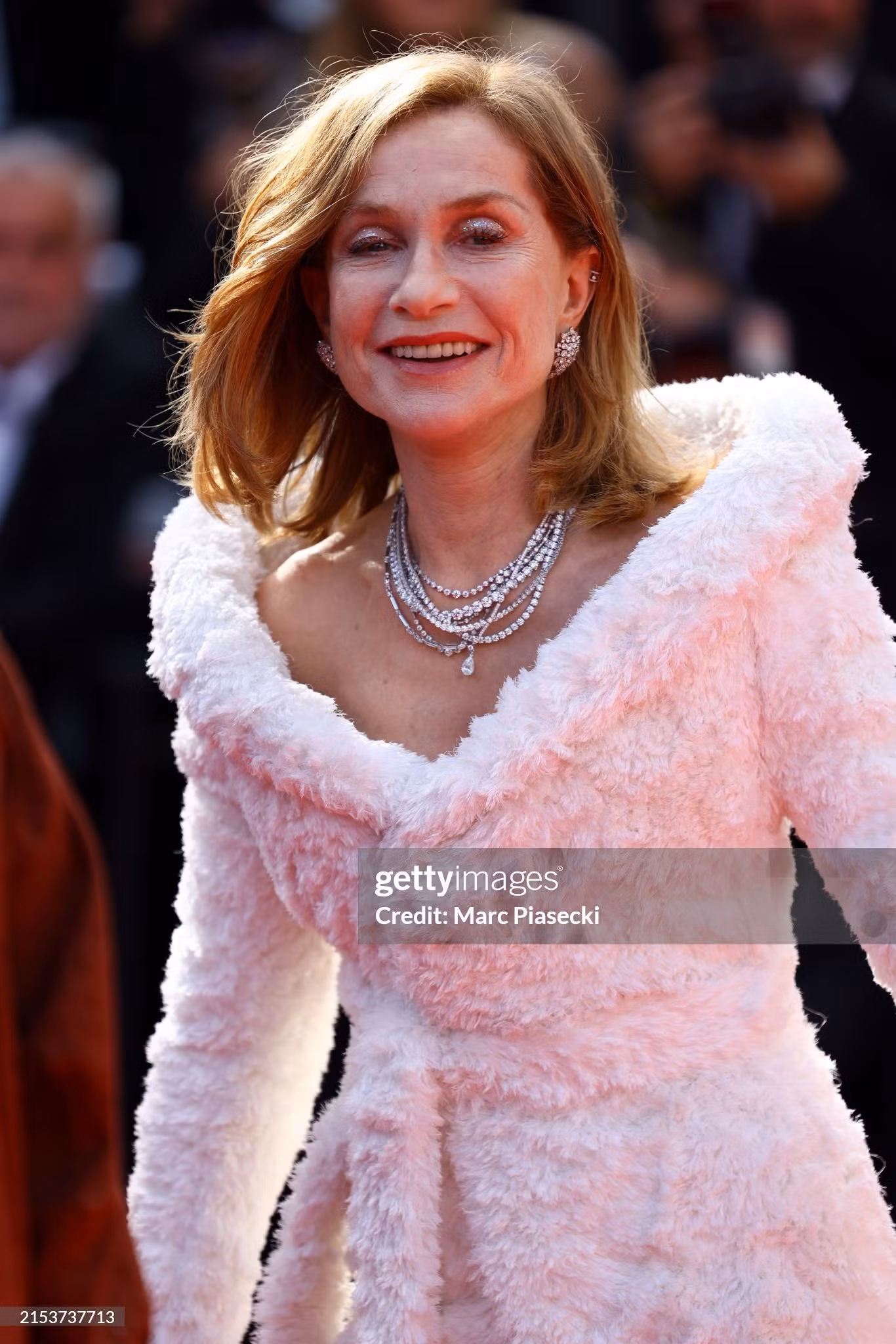 Isabelle Huppert lộ diện với mái tóc bob buông xõa, nữ diễn viên huyền thoại người Pháp bất chấp thời tiết ấm áp chọn bộ áo lông khi sải bước trên thảm đỏ.