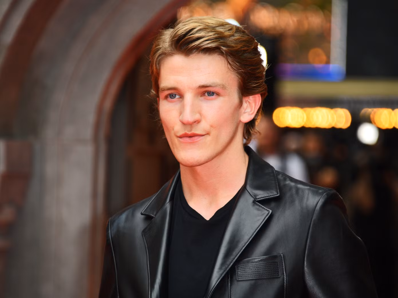 Ewan Mitchell trên phim và ngoài đời.