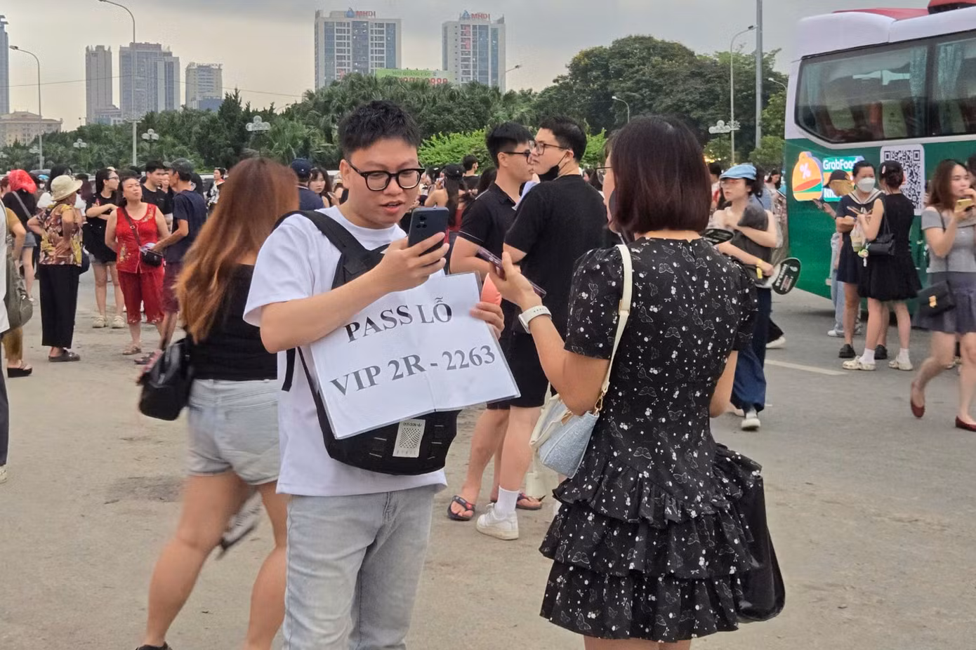 Một khán giả cho rằng lý do vé bị bán tháo vé vì có tin đồn G-Dragon sẽ tổ chức concert tại Việt Nam vào tháng 11. Ngoài ra, khán giả phần lớn chọn mua vé trên mạng trước để đảm bảo có vé vào sân xem thần tượng. Họ không dám đến tận sân mới mua vé.