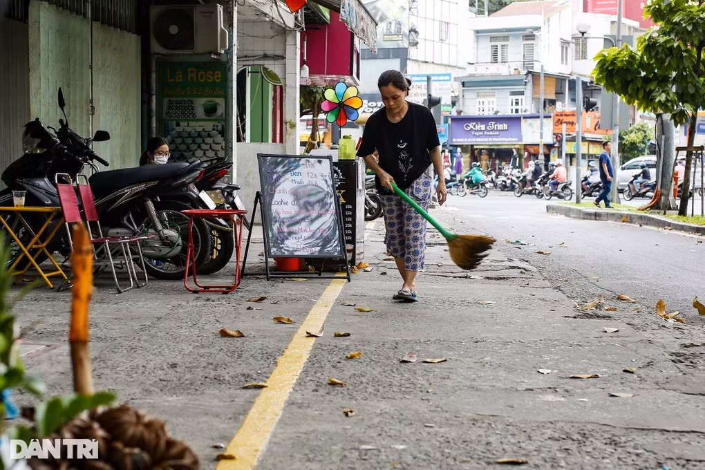 Vỉa hè đường Trần Hưng Đạo, phường Cầu Kho, quận 1 được kẻ vạch sơn (Ảnh: An Huy).