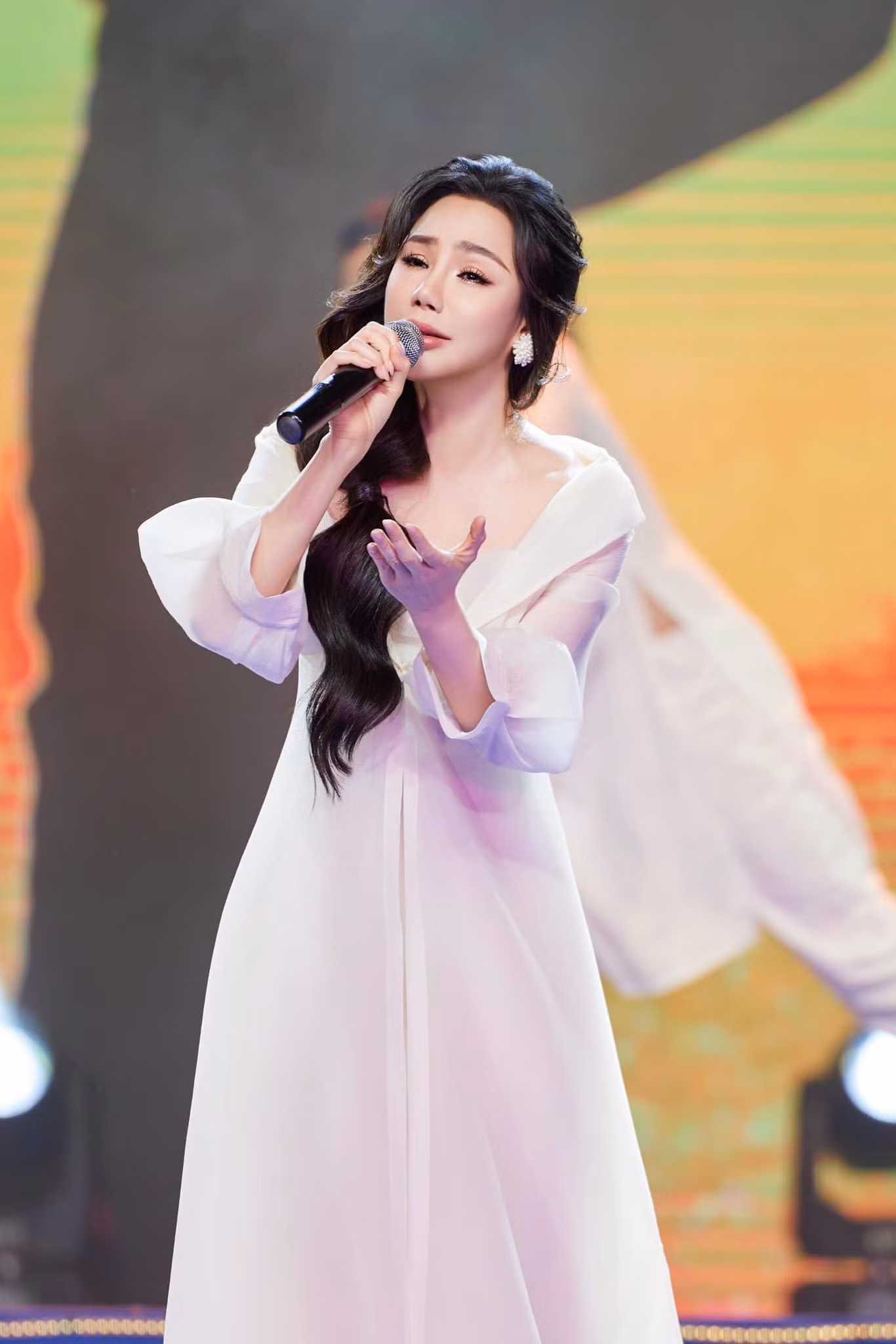 Cùng với Phương Thanh, Hồ Ngọc Hà (bìa trái) và Hồ Quỳnh Hương (bìa phải) là hai giọng ca quan trọng gắn với sự nghiệp sáng tác của Đức Trí.