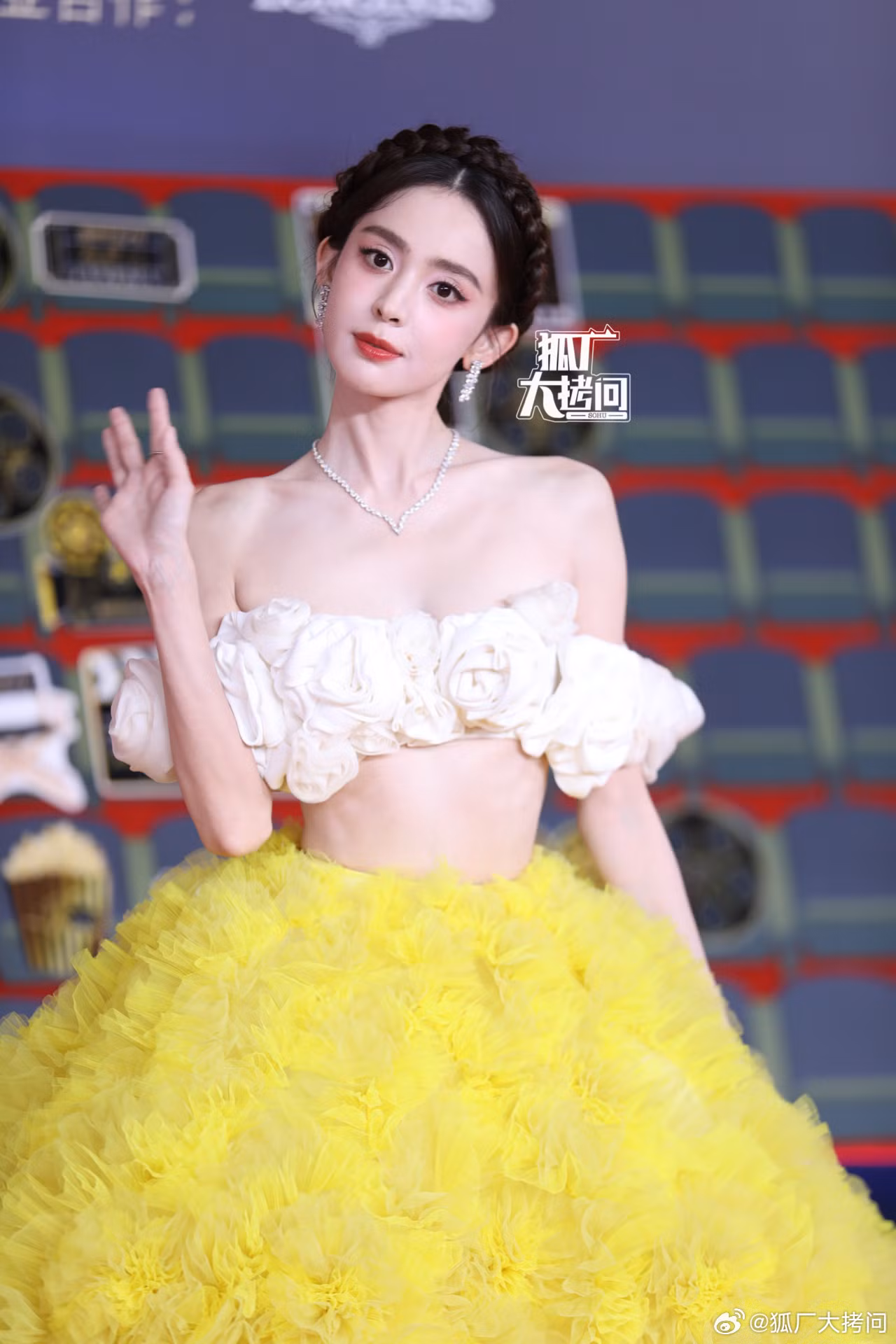Trong bộ đầm bồng xòe, khoe xương quai xanh và eo thon, Cổ Lực Na Trát nổi bật trên thảm đỏ Đêm hội điện ảnh Weibo. Bên cạnh lời khen tạo hình, khán giả cho rằng cô quá gầy, không khác nào "bộ xương di động". Thân hình mình hạc xương mai cũng khiến bị lộ nếp nhăn kém sắc.