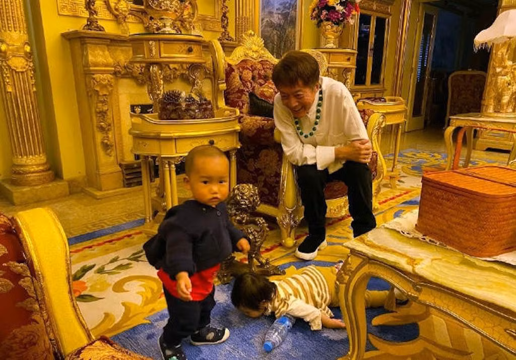 Phương Cương dưỡng già bên gia đình con trai nuôi.