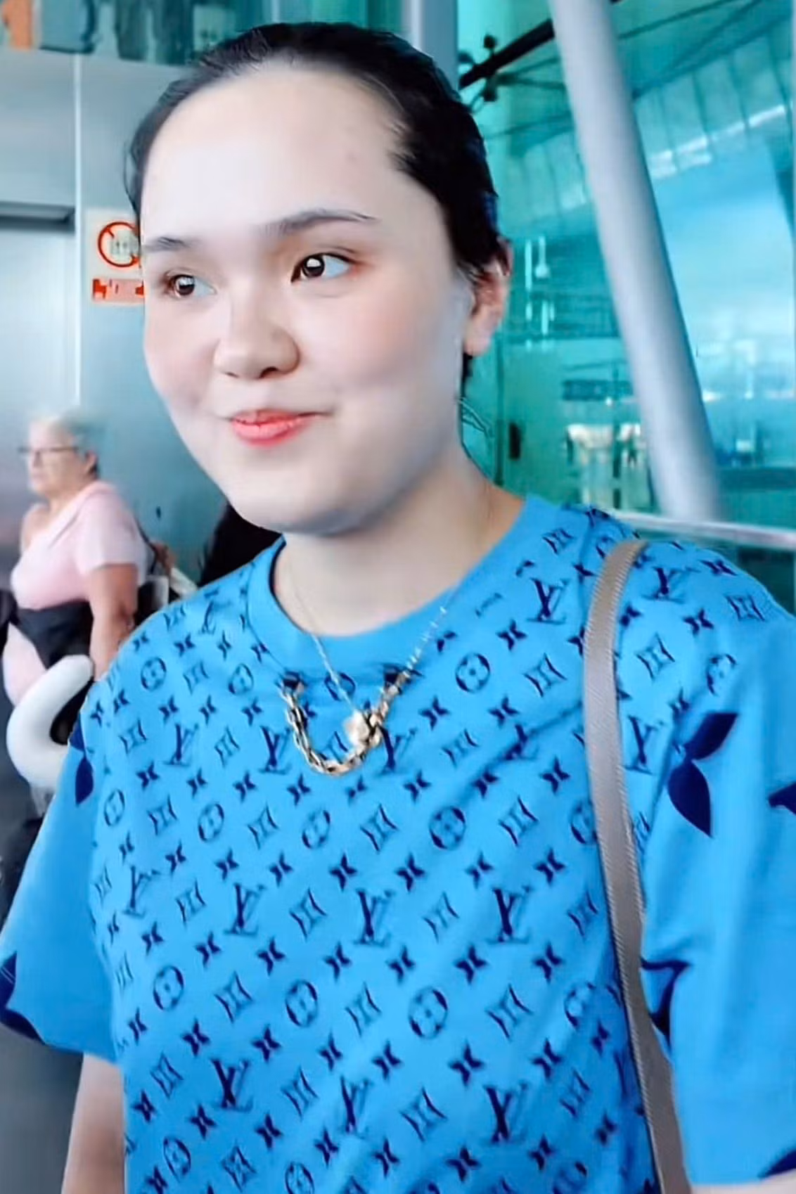 Quỳnh Anh nhiều lần bị chê cách phối đồ lạc quẻ.