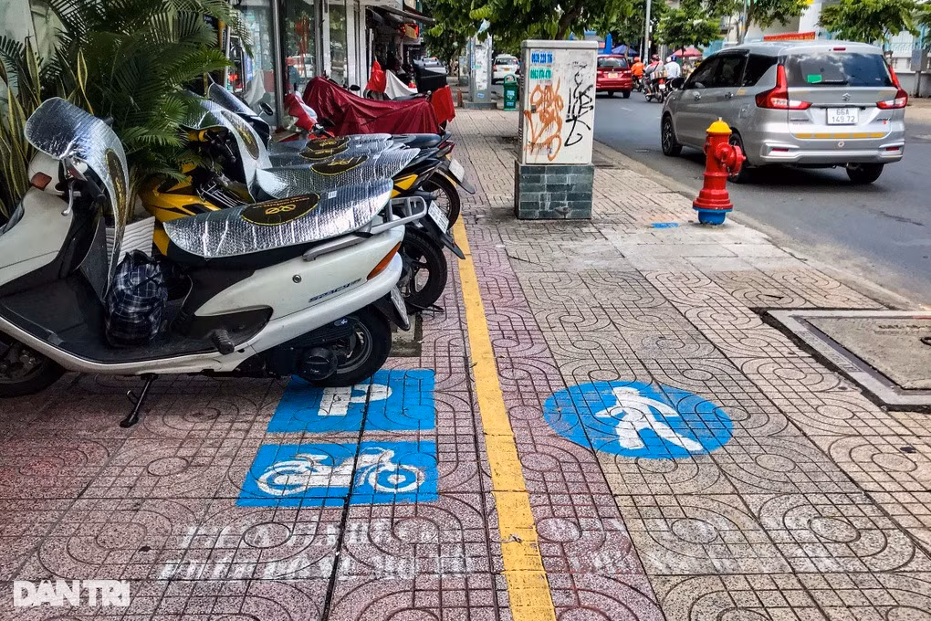 Vỉa hè chia đôi dành phần cho việc đậu xe trên đường Nguyễn Đình Chiểu, quận 3, TPHCM (Ảnh: Tâm Linh).
