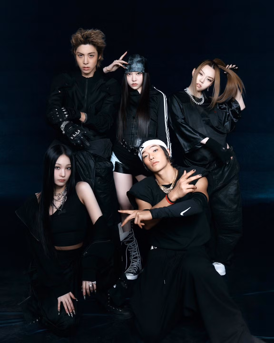 Nhóm nhạc Allday Project có cháu gái chủ tịch tập đoàn Samsung - Annie Moon (bìa trái hàng đầu).