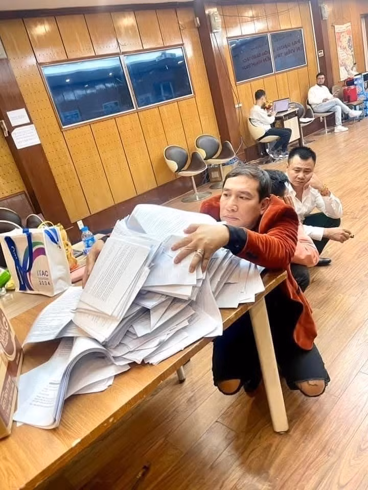 Một phần nhỏ ghi lại bảng phân vai, kịch bản Táo Quân được NSƯT Chí Trung đăng tải. Một phần nhỏ ghi lại bảng phân vai, kịch bản Táo Quân được NSƯT Chí Trung đăng tải.