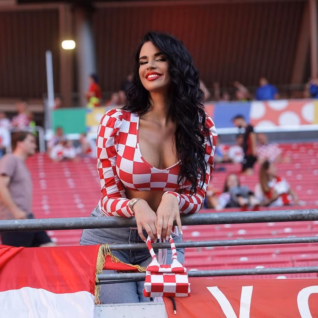 Ivana Knoll hút tương tác nhờ những hình ảnh gợi cảm trên khán đài các trận bóng tại Euro 2024. Ảnh: Instagram.