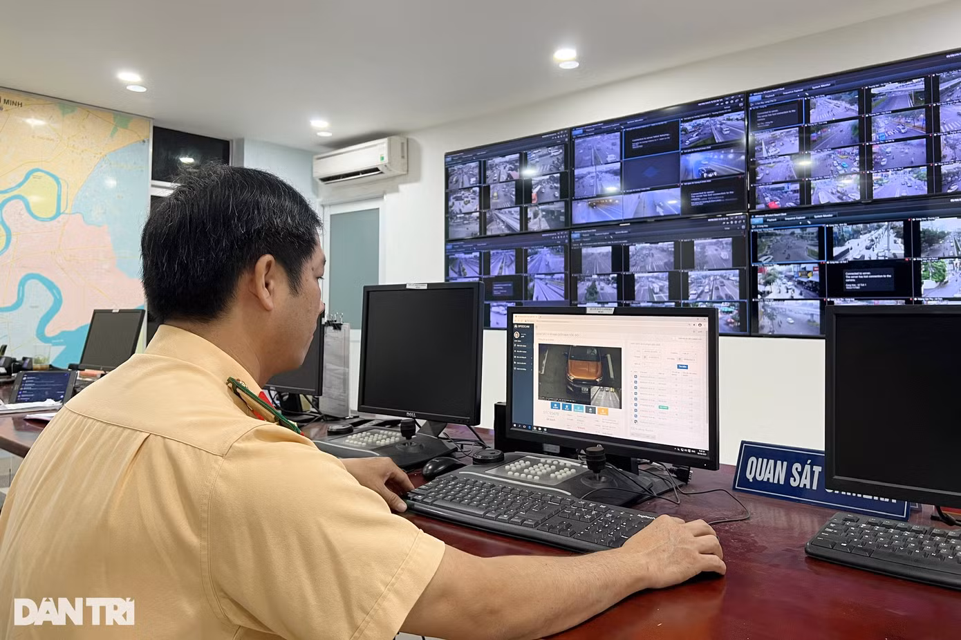 Một cán bộ CSGT thuộc Công an TPHCM đang theo dõi camera giám sát phương tiện lưu thông trên đường (Ảnh: An Huy).