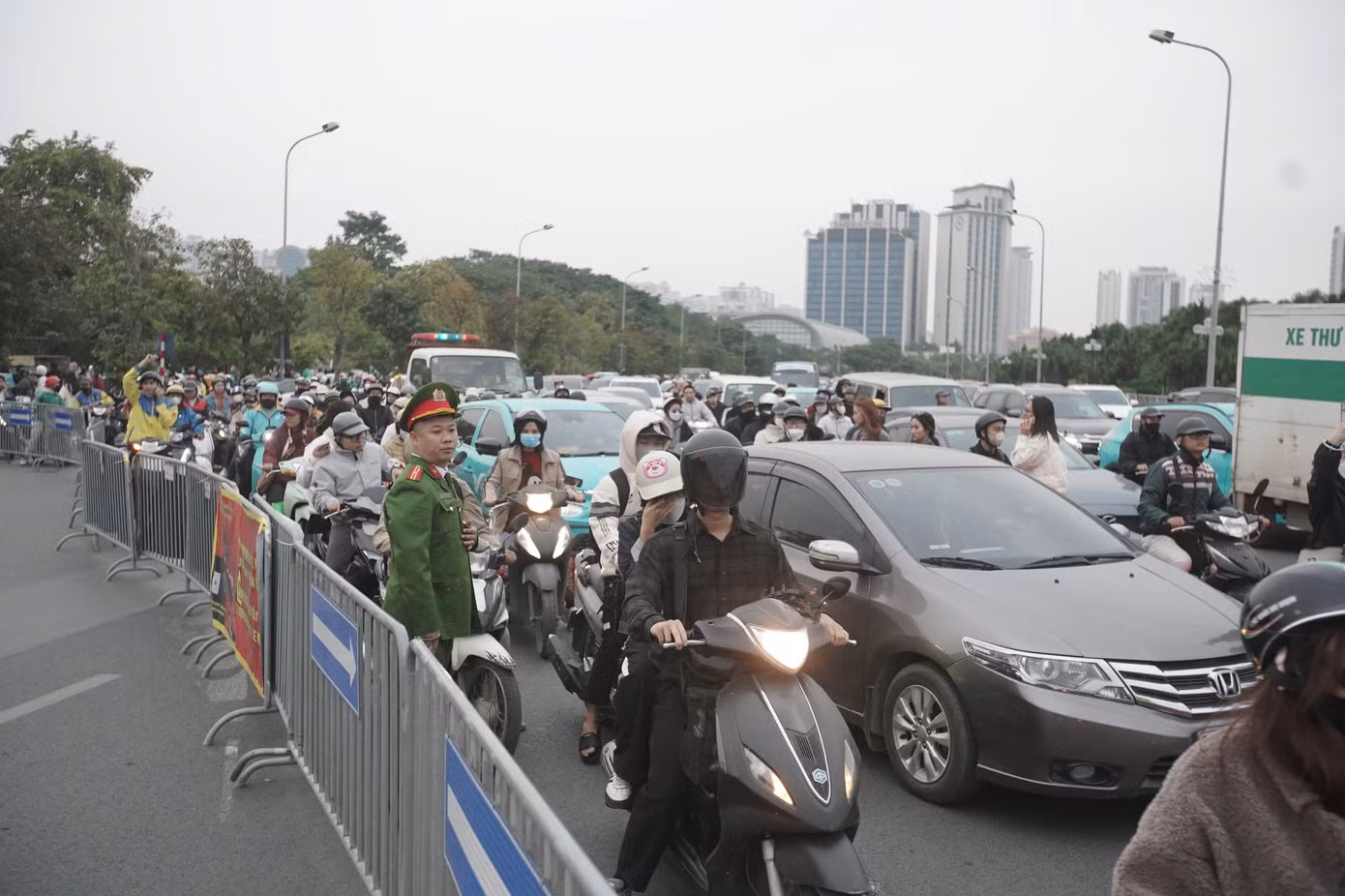 Lực lượng chức năng túc trực, điều tiết giao thông, tránh ùn tắc cục bộ.