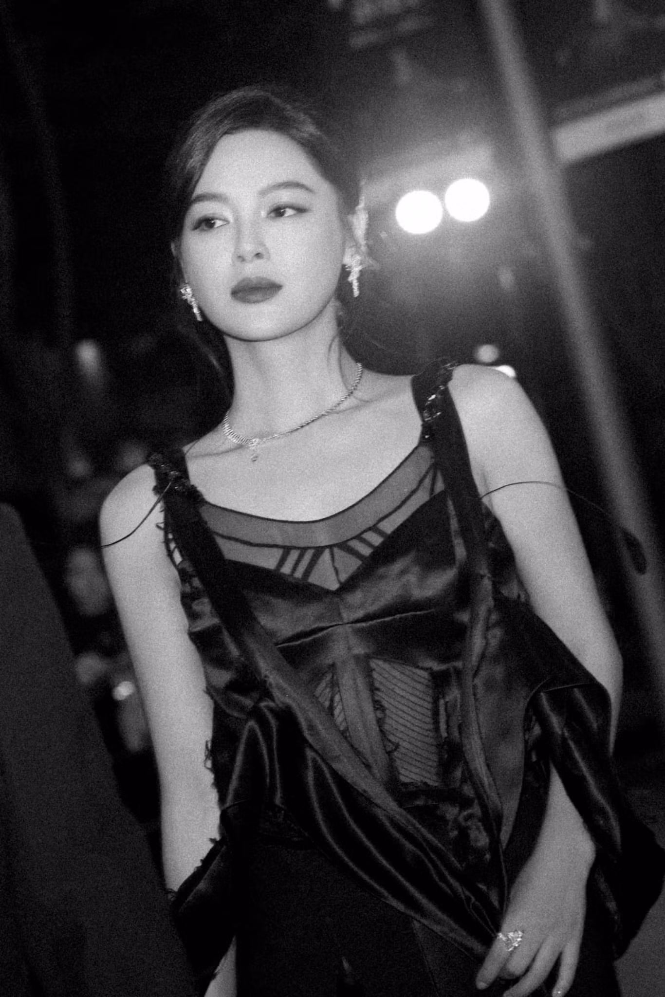 Trong khi đó Tân Chỉ Lôi mặc váy xuyên thấu trong BST Haute Couture Xuân Hè Maison 2017 đến từ Margiela. Ảnh: Weibo.