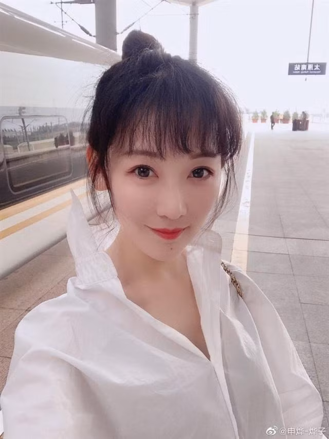 Ca sĩ Thân Diệp không may qua đời vào ngày 21/1, hưởng dương 40 tuổi. Cô là ca sĩ nhạc dân ca nổi tiếng đến từ Sơn Tây, đã nhiều lần xuất hiện trên CCTV.