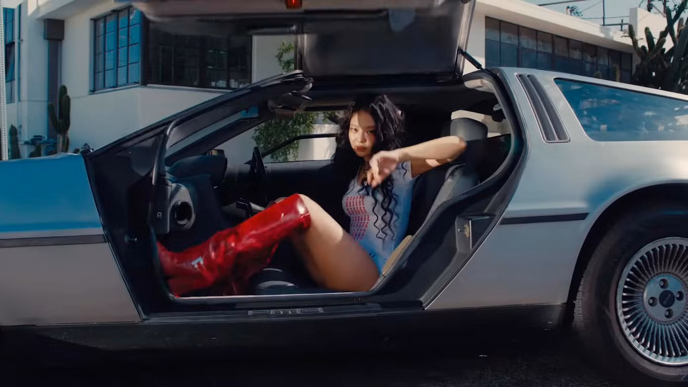 Một số trang phục trong teaser MV Mantra của Jennie.