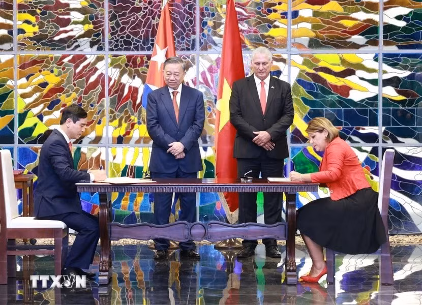 Tổng Bí thư, Chủ tịch nước Tô Lâm và Bí thư thứ nhất Đảng Cộng sản Cuba, Chủ tịch Cuba Miguel Diaz Canel Bermudez chứng kiến Lễ ký kết văn kiện hợp tác giữa tỉnh Vĩnh Phúc với tỉnh Mayabeque. (Ảnh: Lâm Khánh/TTXVN)