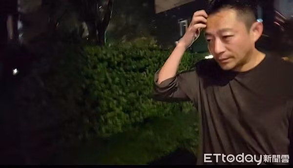 Uông Tiểu Phi lặng lẽ đi bộ dưới mưa sau khi Từ Hy Viên qua đời.