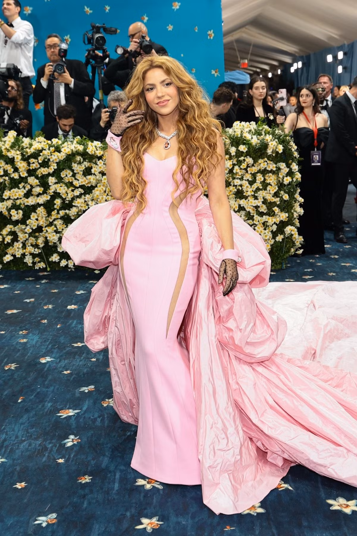 Shakira chọn thiết kế màu hồng kẹo cao su với phần tùng váy phồng lớn - kiểu dáng đã trở nên quen thuộc và có phần lỗi thời, đặc biệt khi nhiều sao nữ từng diện phong cách tương tự vào năm 2024, gắn liền với dấu ấn của Giambattista Valli.