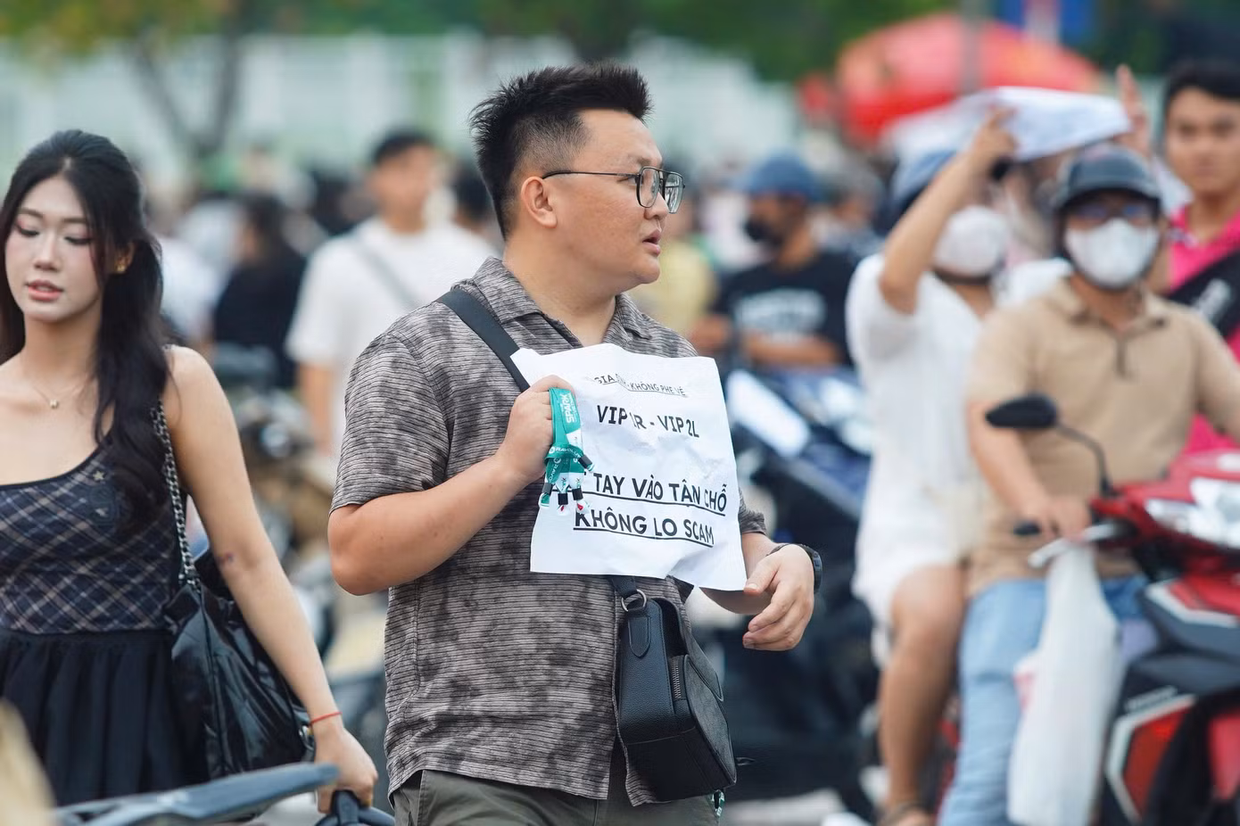 Một khán giả cho rằng lý do vé bị bán tháo vé vì có tin đồn G-Dragon sẽ tổ chức concert tại Việt Nam vào tháng 11. Ngoài ra, khán giả phần lớn chọn mua vé trên mạng trước để đảm bảo có vé vào sân xem thần tượng. Họ không dám đến tận sân mới mua vé.