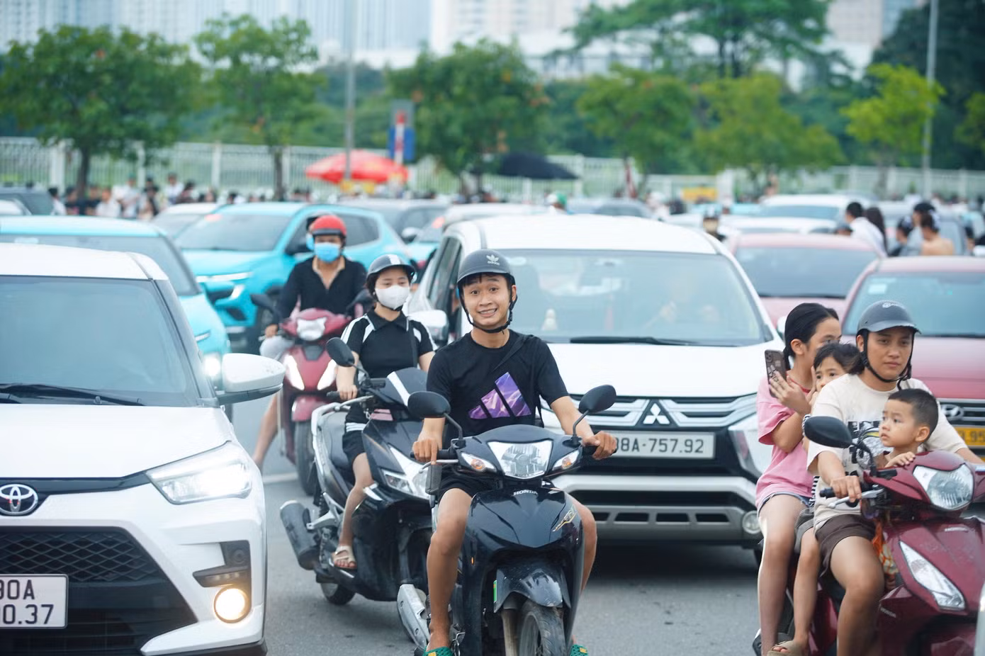 Các phương tiện nối đuôi nhau, ùn ùn đổ về sân vận động Mỹ Đình.