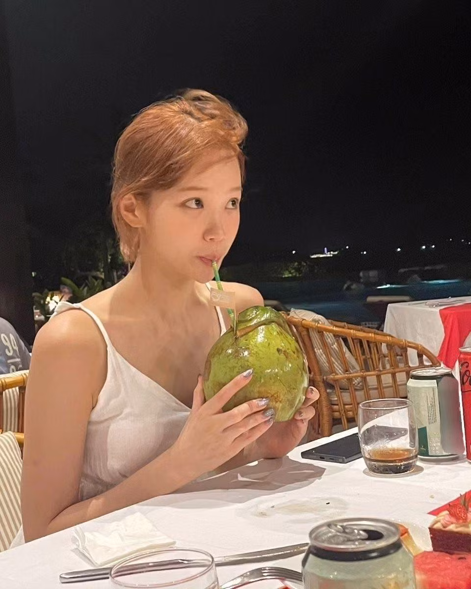 Chae Won là thành viên nhóm nhạc nữ Le Sserafim, được thành lập và quản lý bởi Source Music, công ty con của tập đoàn HYBE. Trước đó, cô tham gia show sống còn Produce48, hoạt động trong nhóm nữ dự án IZ*ONE hoạt động từ năm 2018 đến 2021, đảm nhận vai trò giọng ca chính. Tuy vậy, công ty quản lý cũ Woollim Entertainment bị nghi giúp cô gian lận thành tích, khiến hình ảnh của Chae Won xấu đi trong mắt công chúng.