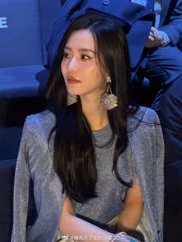 Ngôi sao Bộ bộ kinh tâm Lưu Thi Thi ngồi cạnh Ji Chang Wook tại tuần lễ thời trang Milan. Nhận xét về ảnh chưa qua chỉnh sửa của nữ diễn viên người Trung Quốc, khán giả bình luận: “Cô ấy cũng gần 40, tình trạng da như vậy ở tuổi này là rất tốt. U40 nhưng thần thái, khí chất không đùa được đâu”, “Nếp nhăn rõ nhưng da khỏe mạnh”…