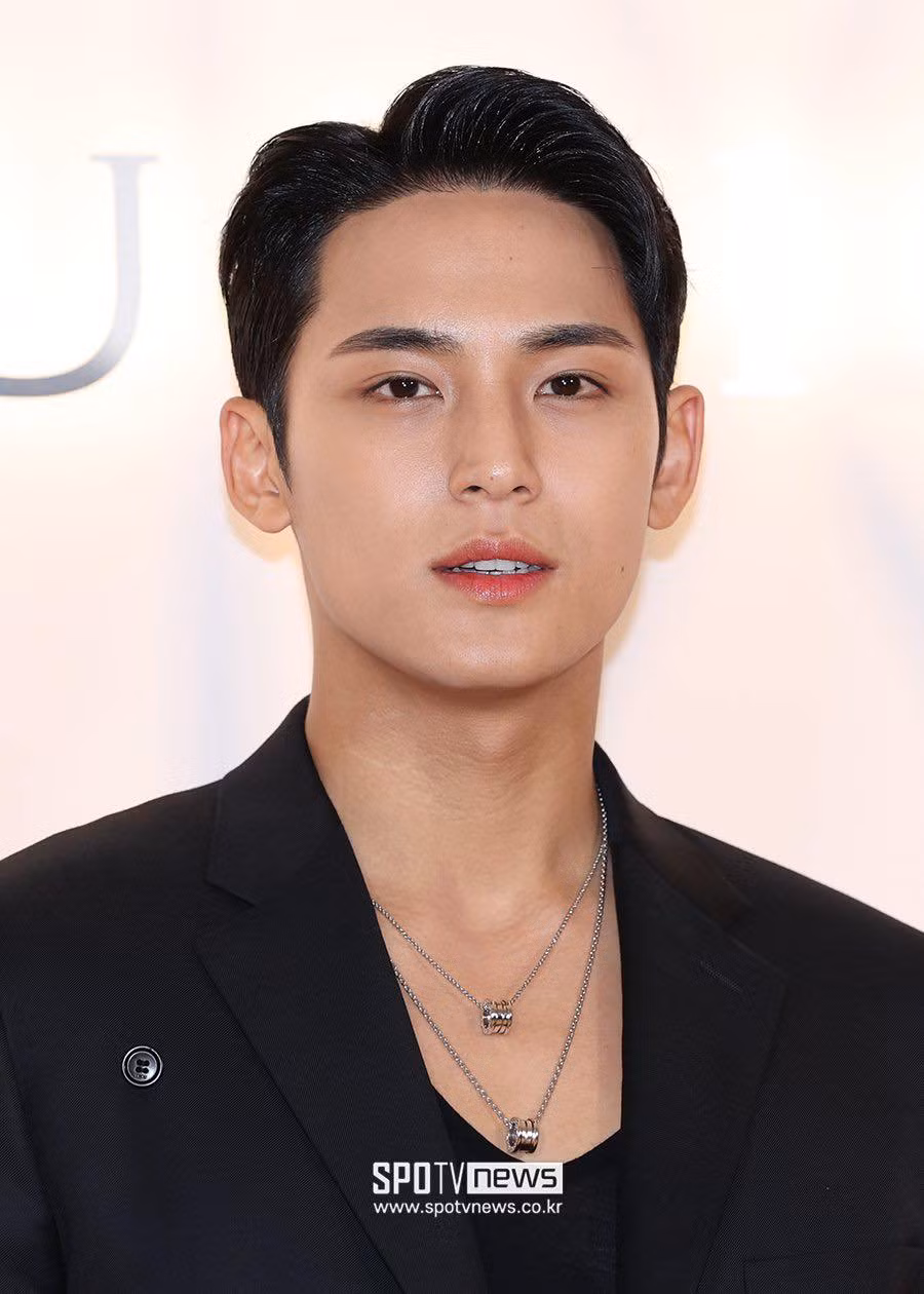 Mingyu (Seventeen) bảnh bao khi diện bộ vest đen đơn giản, áo ba lỗ đen và phụ kiện bạc.