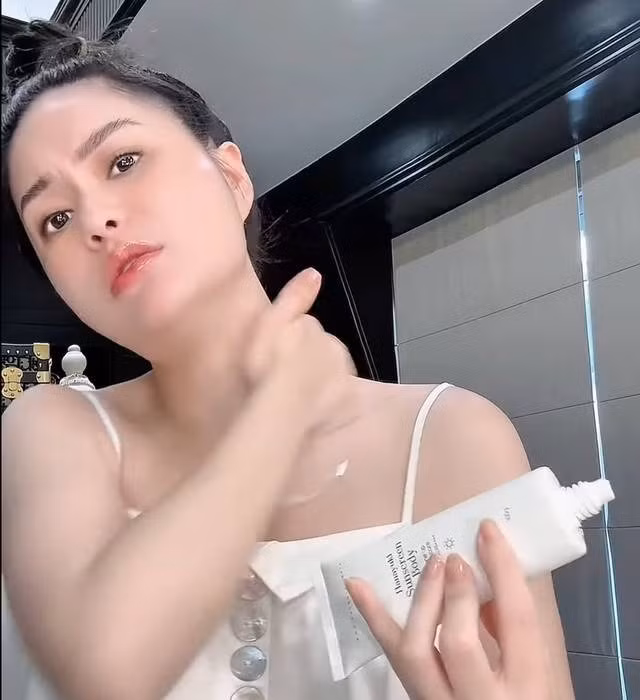 Sản phẩm kem chống nắng Hanayuki sunscreen body, loại hộp 1 tuýp 100 gram do công ty của chồng Đoàn Di Băng phân phối bị thu hồi, đình chỉ kinh doanh. Ca sĩ cũng thường xuyên quảng cáo bán hàng trên nhiều nền tảng.