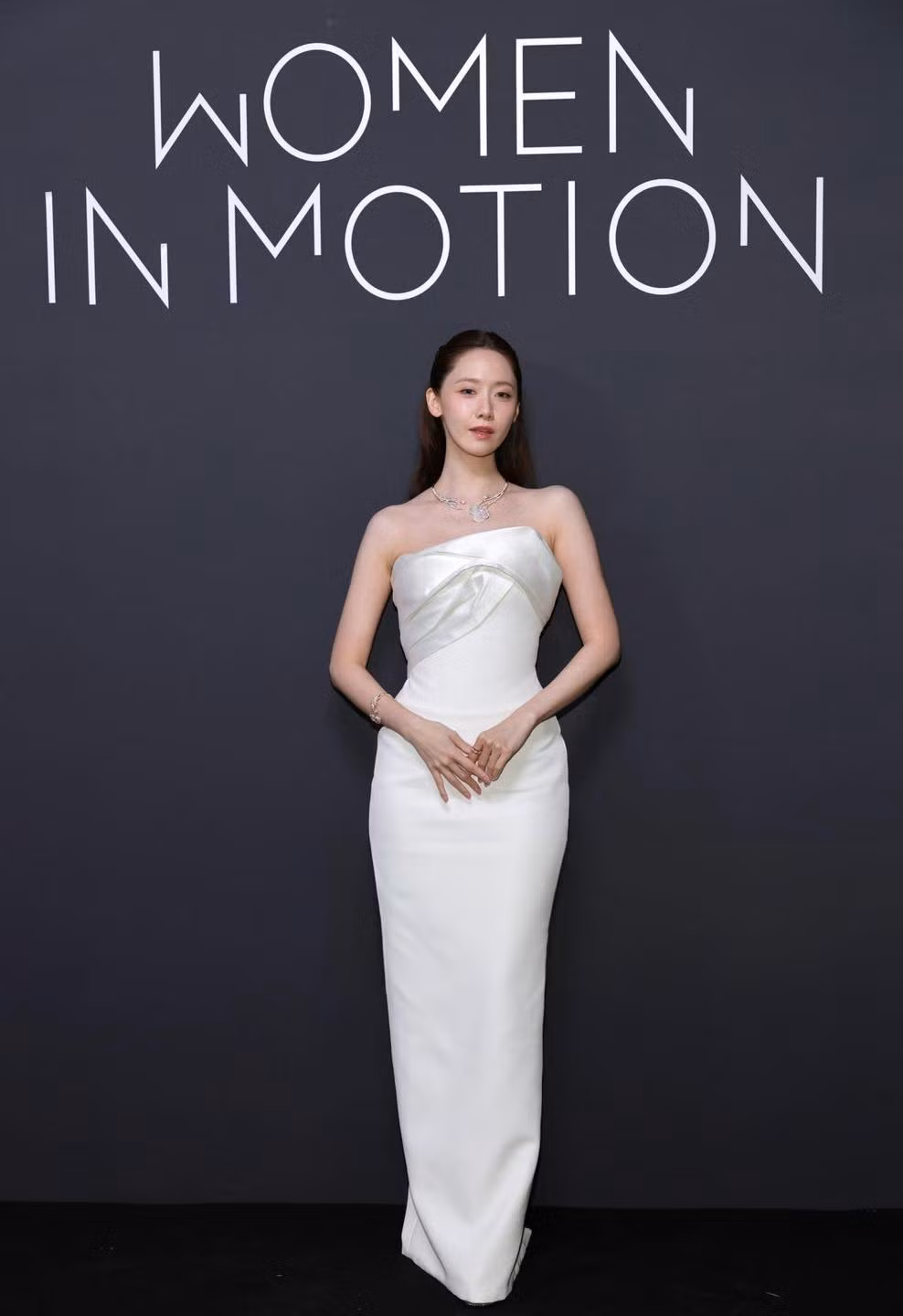 Tạo hình của Yoona trong buổi tiệc tối thuộc khuôn khổ liên hoan phim Cannes.