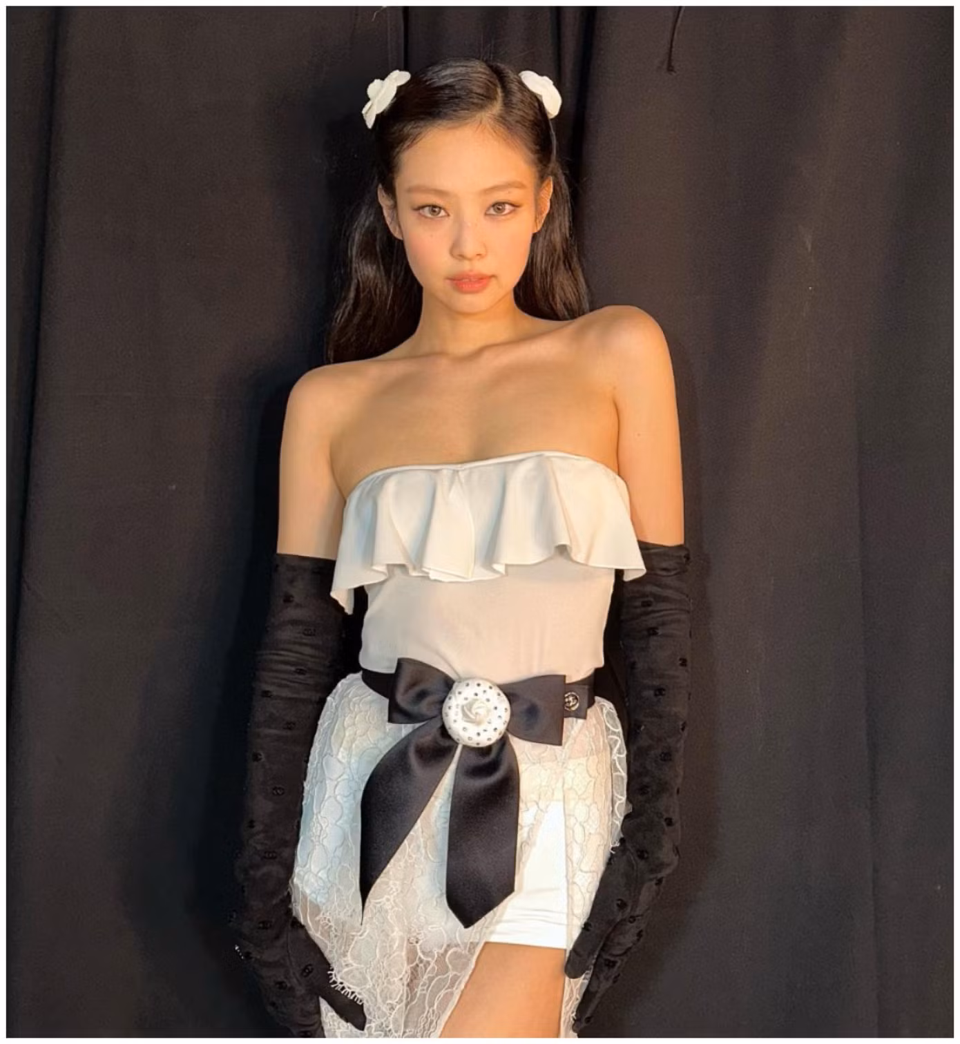 Tại Paris, từ đầu đến chân cô diện trang phục Chanel.