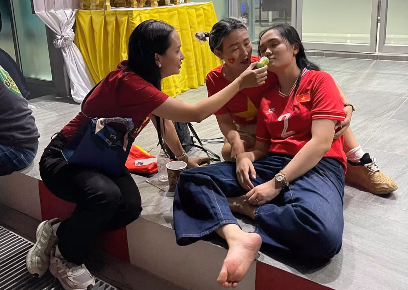 Vợ Duy Mạnh đăng tải hình ảnh ngồi bệt, dưỡng sức ở Thái Lan.