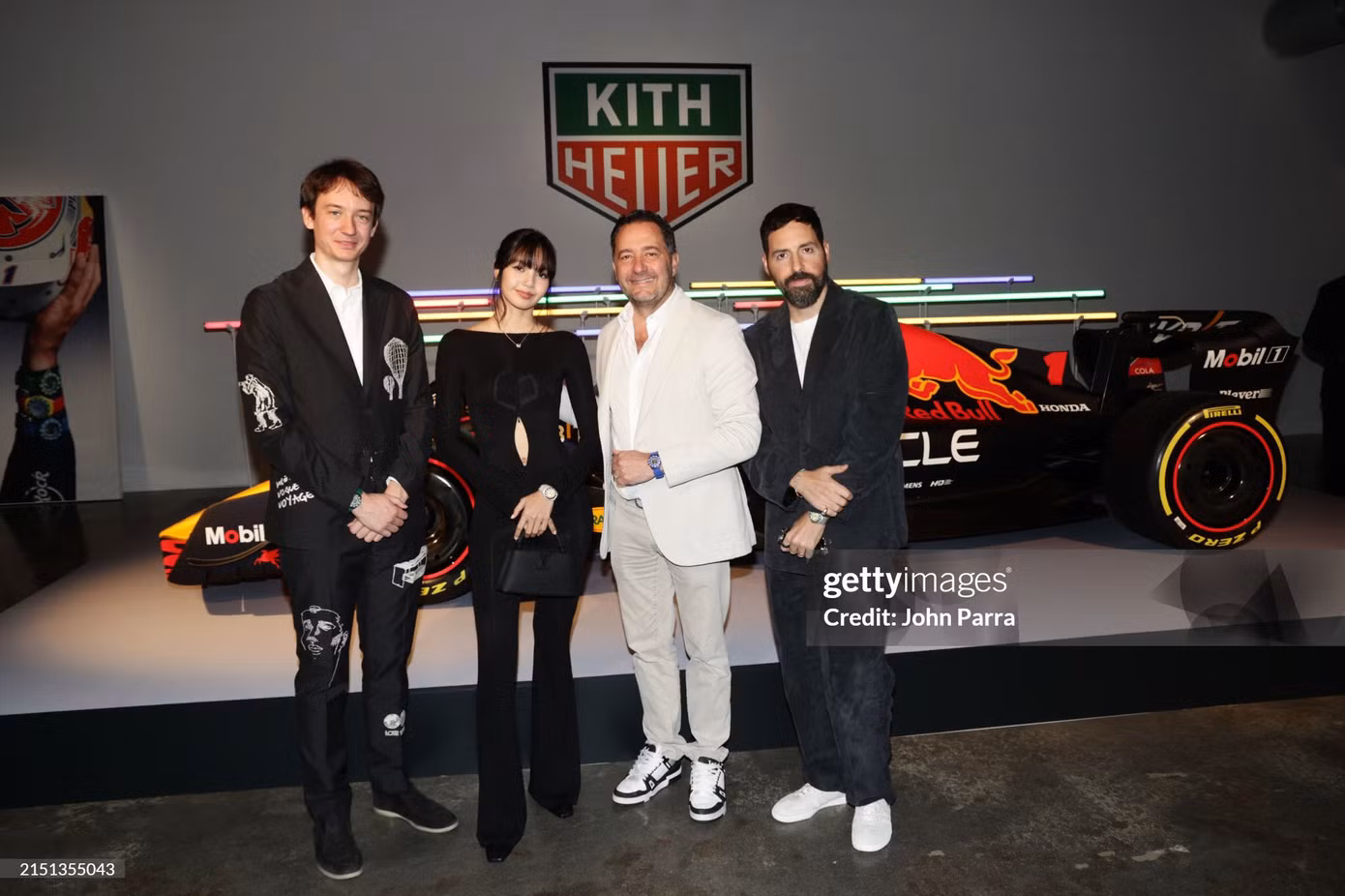 Bạn trai cùng Lisa chụp hình cùng Julien Tornare - CEO mới của TAG Heuer và Ronnie Fieg - nhà sáng lập thương hiệu Kith (từ trái sang). Ảnh: Getty.