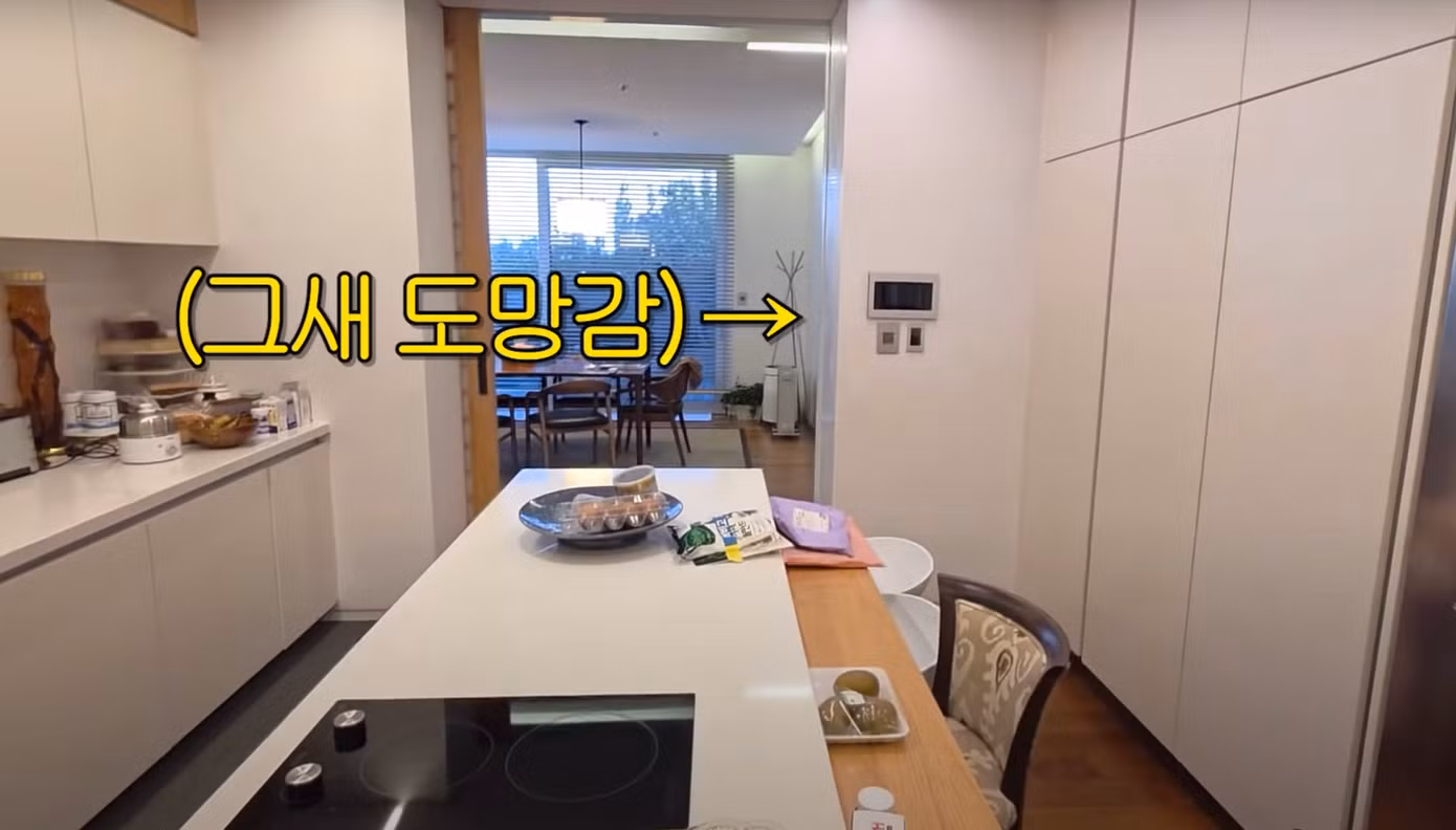 Hình con gái và một góc căn nhà ở Itaewon lần đầu được nữ diễn viên chia sẻ. Hình con gái và một góc căn nhà ở Itaewon lần đầu được nữ diễn viên chia sẻ.