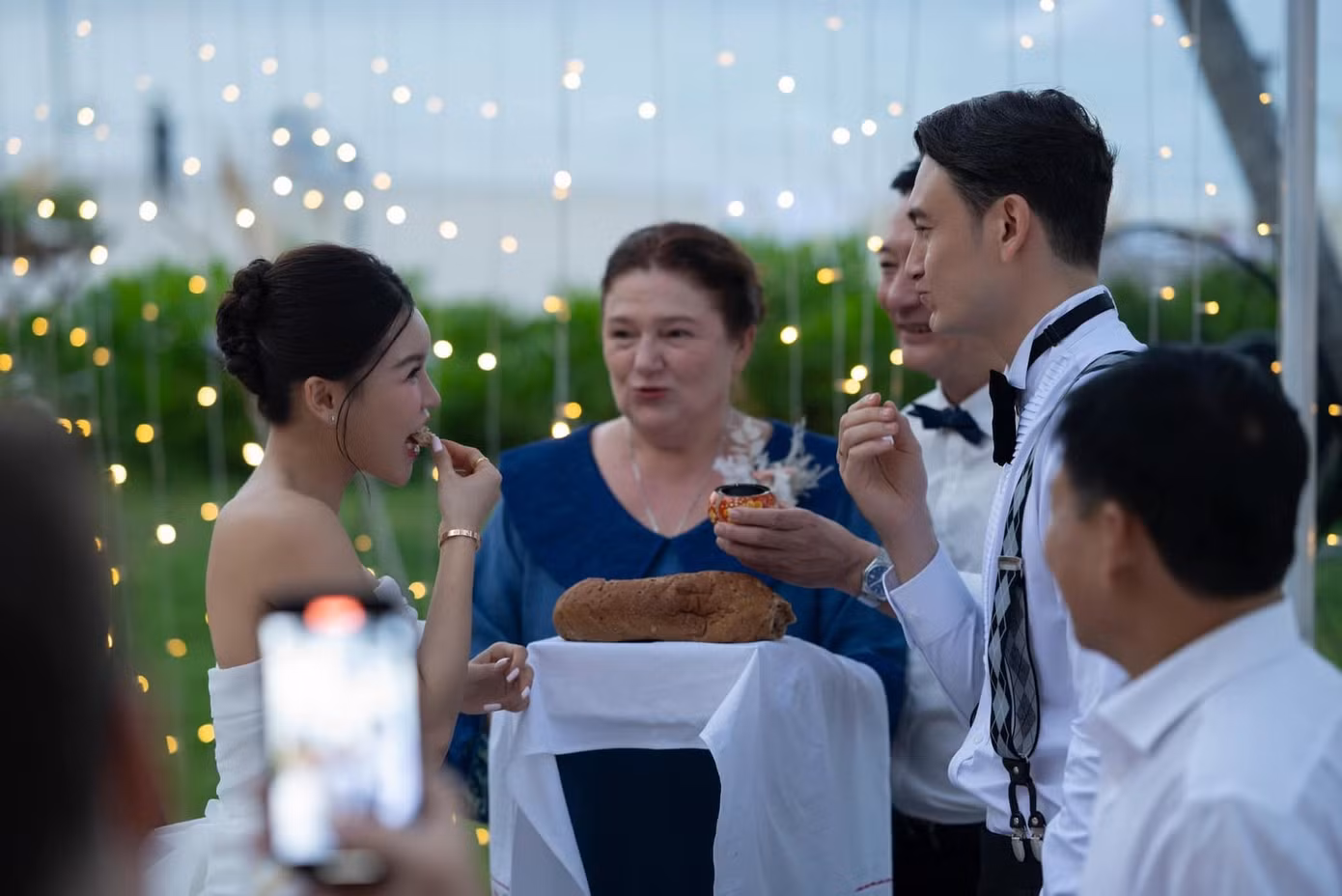 Mẹ Đặng Văn Lâm mang theo bánh mì và muối cho hai con.