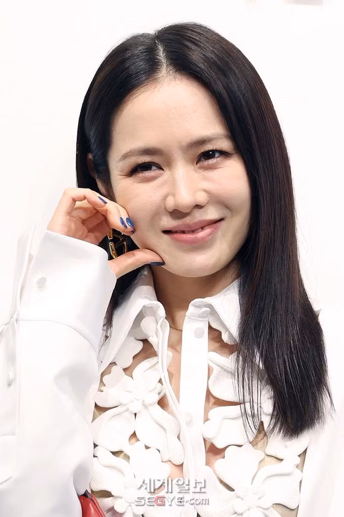 Lớp trang điểm của Son Ye Jin khi tham gia sự kiện bị nhiều khán giả nhận xét nhợt nhạt, thiếu sức sống.