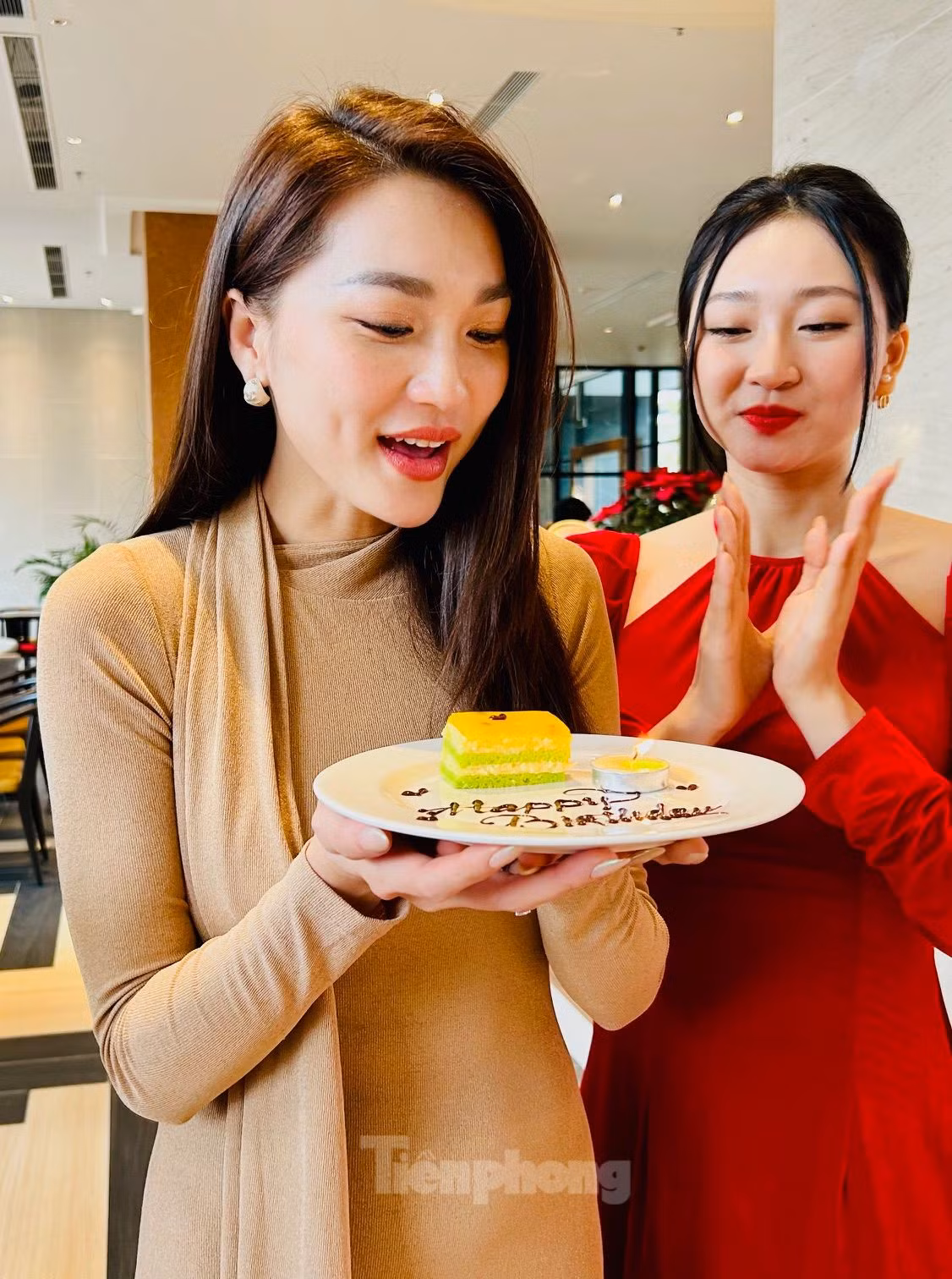 Ngọc Nữ đã thổi nến trong tiếng vỗ tay chúc mừng nồng nhiệt của những người có mặt. Ảnh: Lê Xuân Sơn.