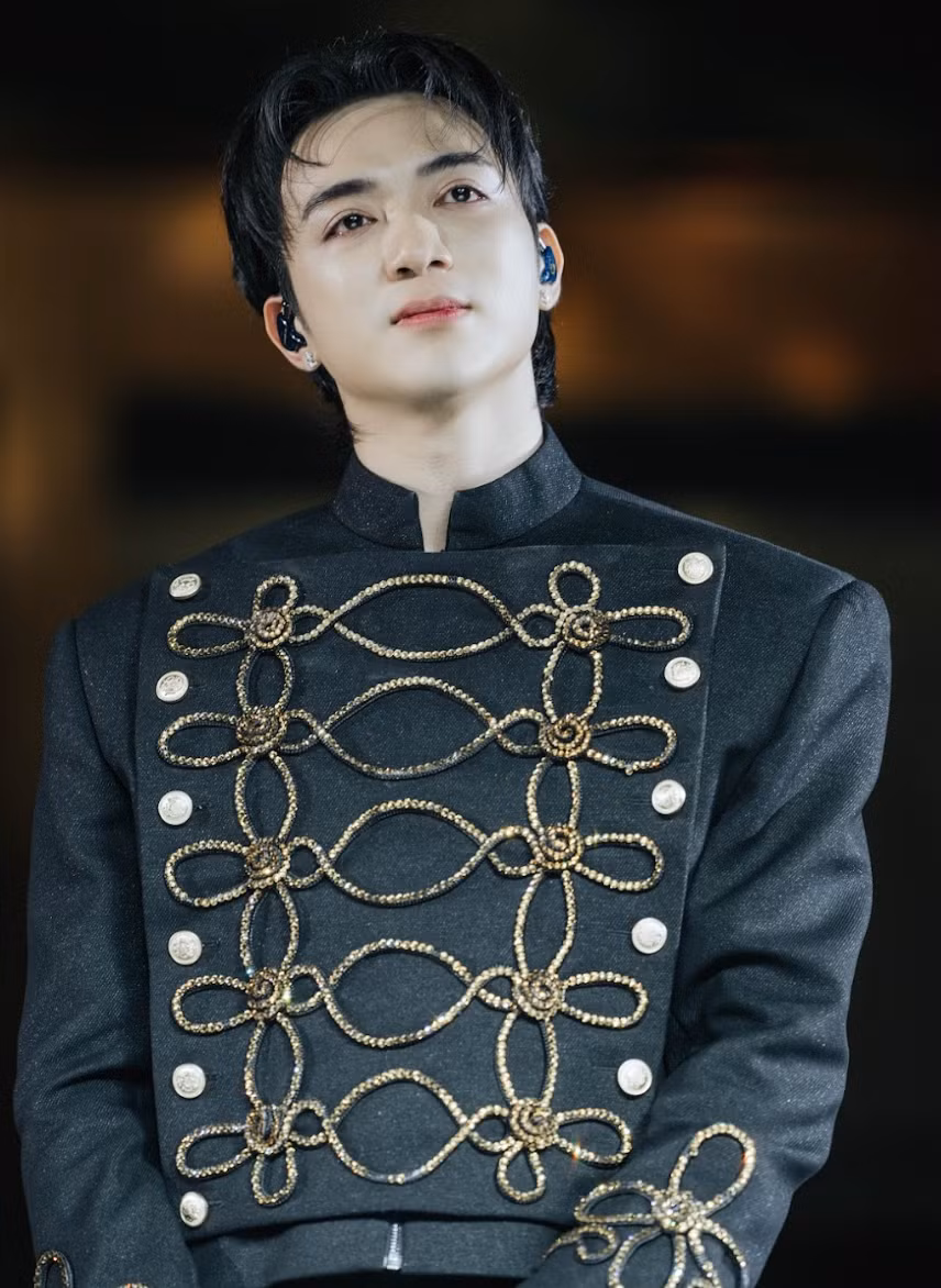 Soobin chơi đàn Keytar, Piano trong fanmeeting.