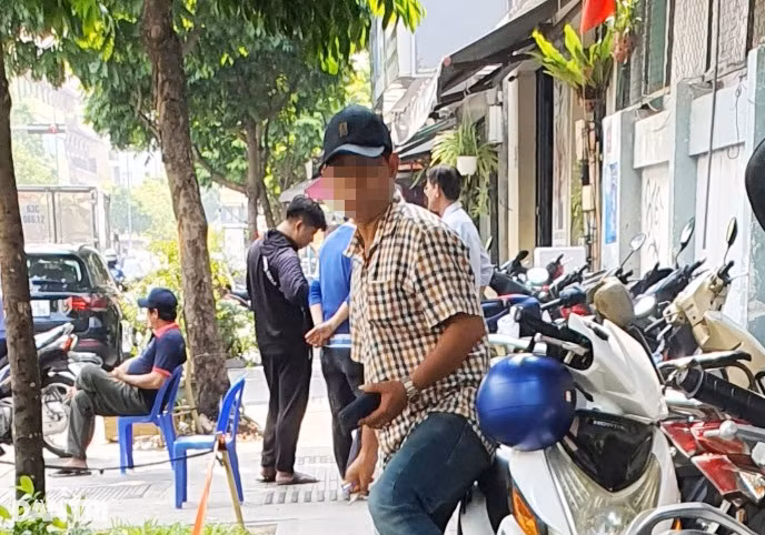 "Cò" phạt nguội tên Q. chỉ tận tình cách đóng phạt nguội không bị giam bằng (Ảnh: An Huy).
