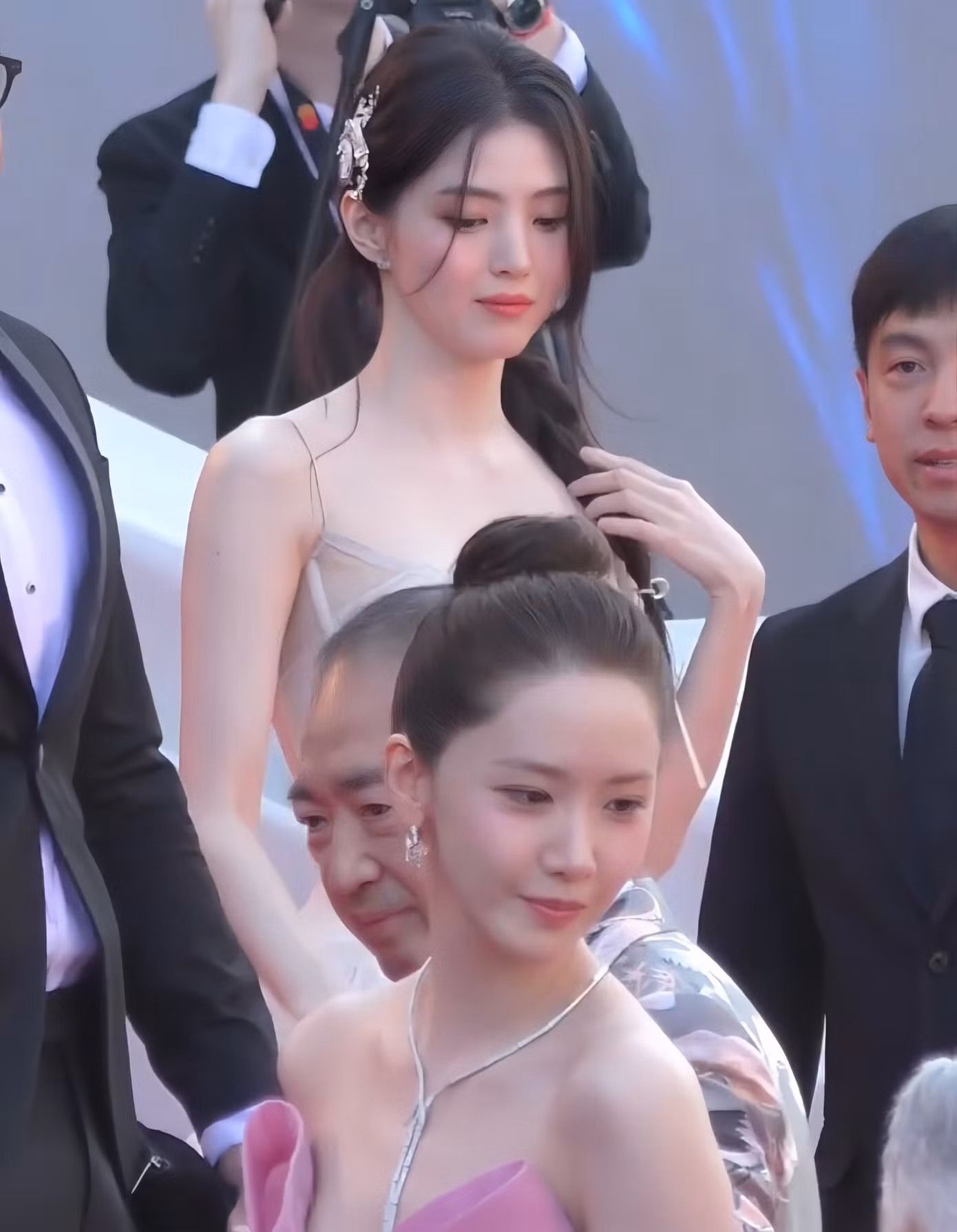 Han So Hee và Yoona chung khung hình.