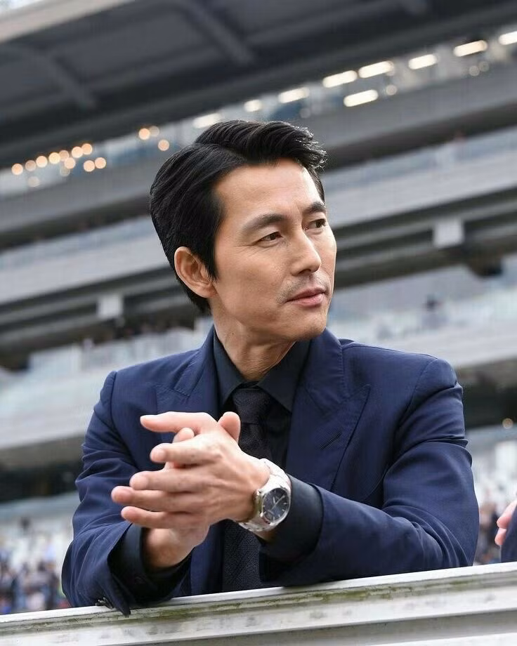 Những bài phỏng vấn của Woo Sung trong quá khứ đang được cư dân mạng “đào” lại sau khi scandal của anh bùng nổ. Nam diễn viên tiếp tục bị cáo buộc có quan hệ tình cảm với nữ người mẫu sinh năm 1998 trong thời gian yêu Moon Gabi và bạn gái ngoài ngành. Trước những cáo buộc, tài tử không phủ nhận và nhất quyết giữ im lặng.