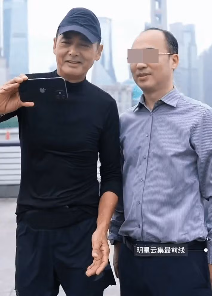 Châu Nhuận Phát thân thiện chụp ảnh cùng nhiều người hâm mộ trên đường chạy.