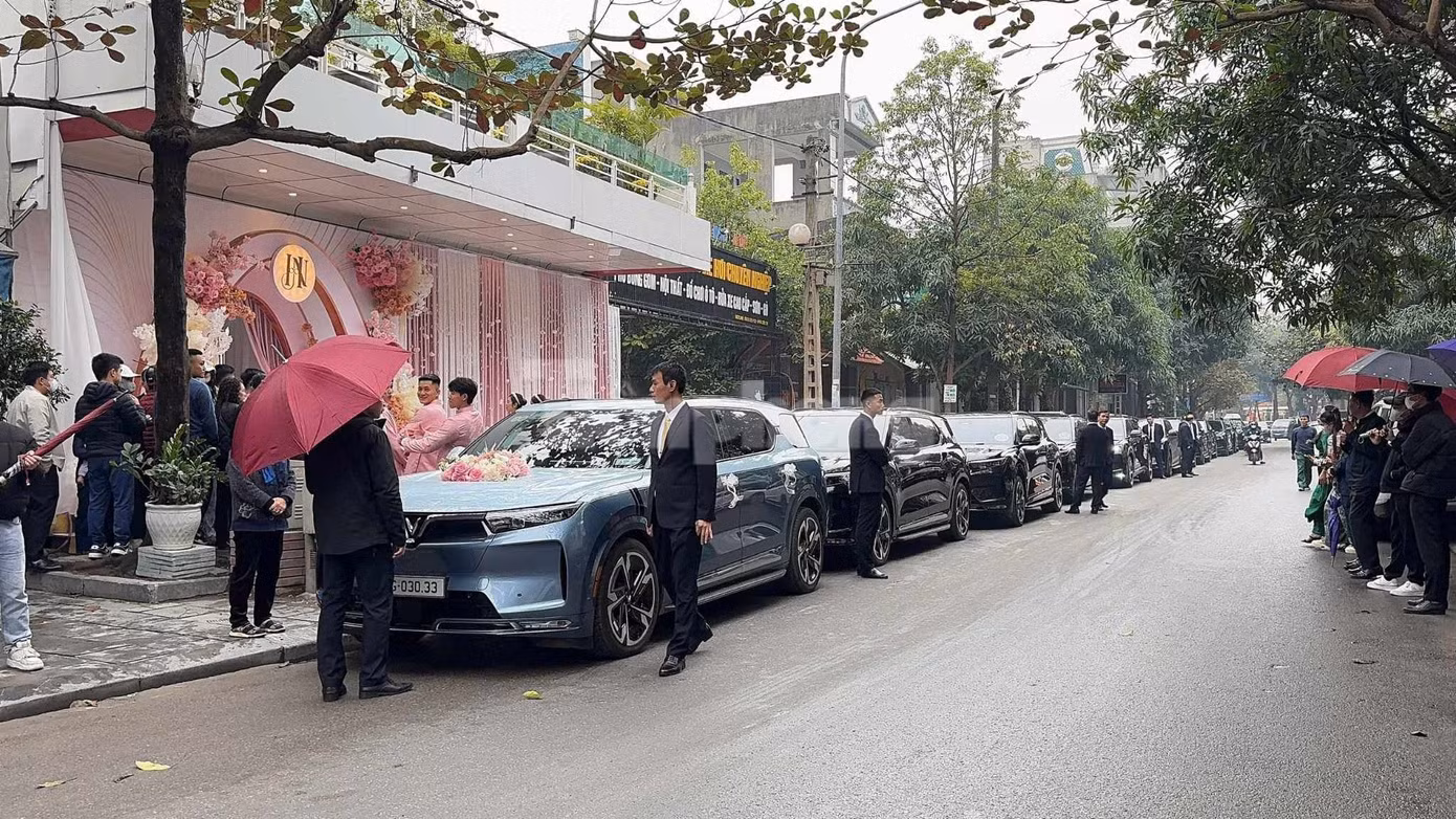 Dàn xe đậu trước nhà Á hậu Phương Nhi trong ngày diễn ra lễ ăn hỏi.