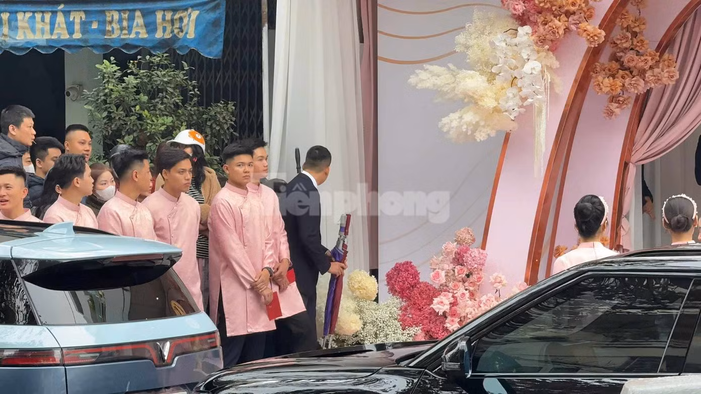 Dàn xe đậu trước nhà Á hậu Phương Nhi trong ngày diễn ra lễ ăn hỏi.