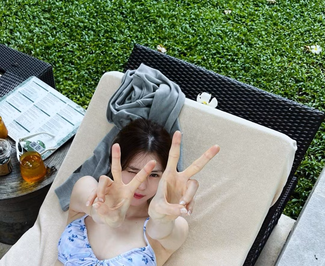 Han So Hee trong chuyến đi Thái Lan. Ảnh: @xeesoxee.