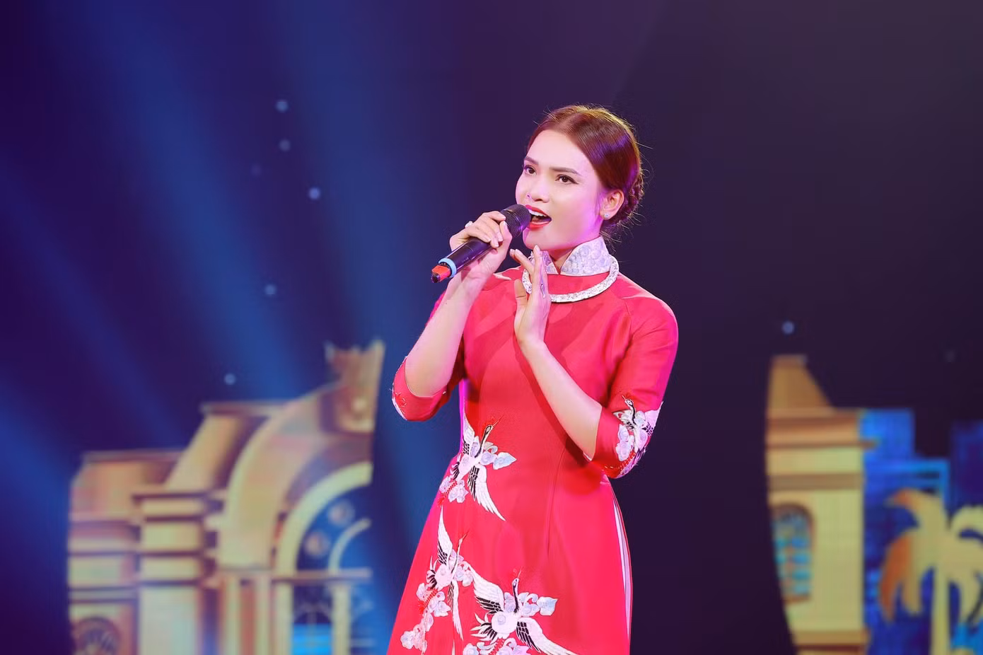 Trưởng thành từ đoàn ca múa kịch Hương Sen ở quê nhà và có bệ phóng Sao Mai, Phương Thảo đến gần hơn với công chúng và tỏa sáng nhờ tài năng. Đắt show ở khu vực phía Bắc, hành trình nghệ thuật của cô được nhiều đàn anh, đàn chị trong nghề giúp đỡ như diva Thanh Lam, Trọng Tấn…