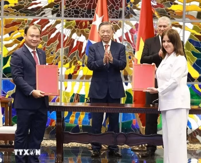 Tổng Bí thư, Chủ tịch nước Tô Lâm và Bí thư thứ nhất Đảng Cộng sản Cuba, Chủ tịch Cuba Miguel Diaz-Canel Bermudez chứng kiến Lễ ký kết văn kiện hợp tác giữa Tạp chí Cộng sản với Tạp chí Cuba Xã hội chủ nghĩa. (Ảnh: Lâm Khánh/TTXVN)