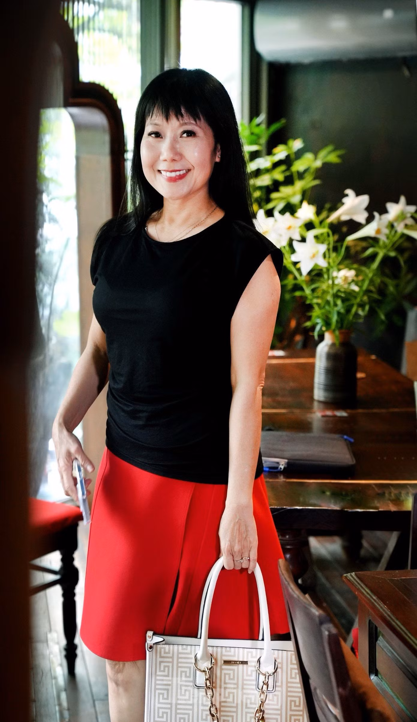Hành trình với Trạm cứu hộ trái tim vẫn đang tiếp tục, Hương Tươi nói bà Mến vẫn xuất hiện thú vị ở chặng sau bộ phim. Nghệ sĩ kể dù là vai nhỏ trong phim, vẫn mất ba đến bốn tháng theo đoàn phim ghi hình. Nữ diễn viên sẵn sàng nhận lời nếu tìm được vai diễn ưng ý trên sóng giờ vàng trong tương lai. Ảnh: Trọng Quân.
