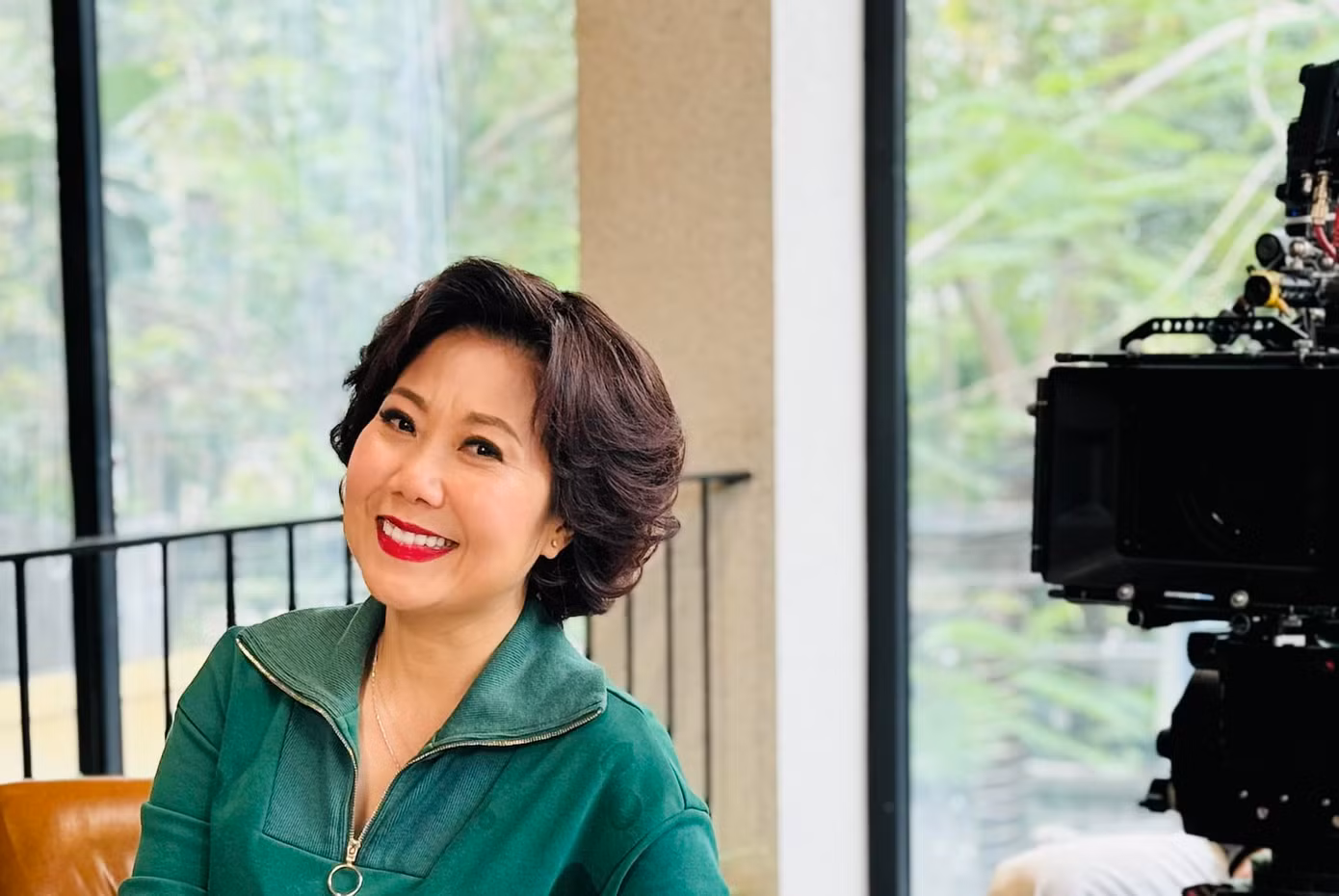 Hương Tươi được khán giả dành lời khen khi hóa thân thành bà Mến - mẹ Mỹ Đình (Thúy Diễm đóng). Chỉ qua câu thoại "ít học, nhiều tiền, chơi đẹp" đã gói gọn được tính cách nhân vật Mến - bà chủ tiệm vàng đồng bóng, ghê gớm.