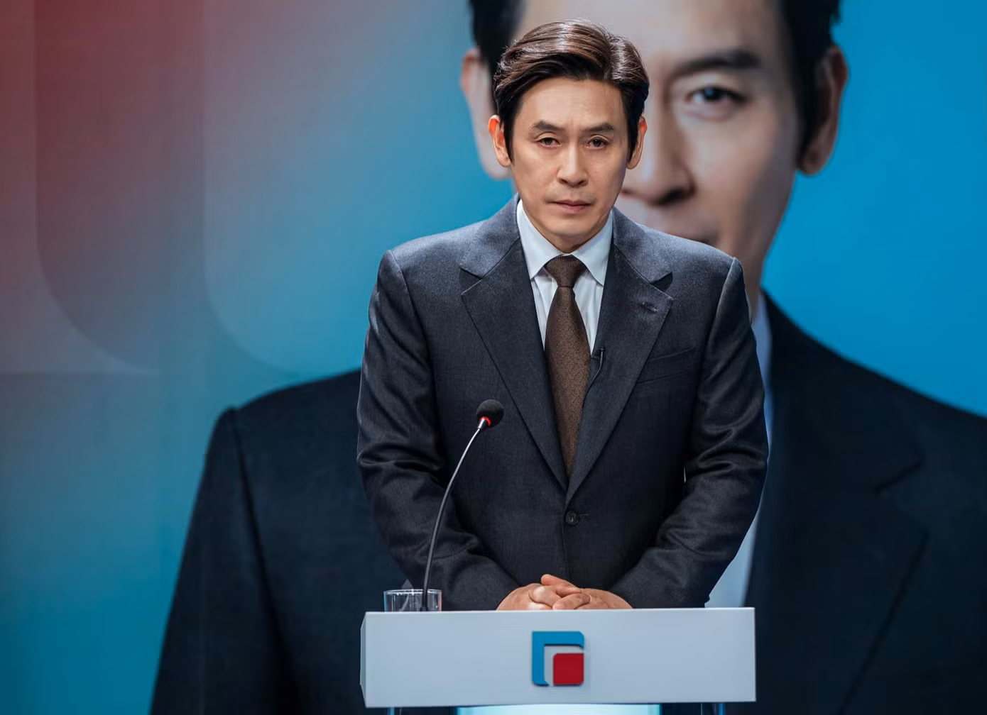 Hai nhân vật chính Kim Hee Ae và nam diễn viên Sul Kyung Gu. The Whirlwind là phim truyền hình đầu của Sul Kyung Gu sau 30 năm làm nghề.