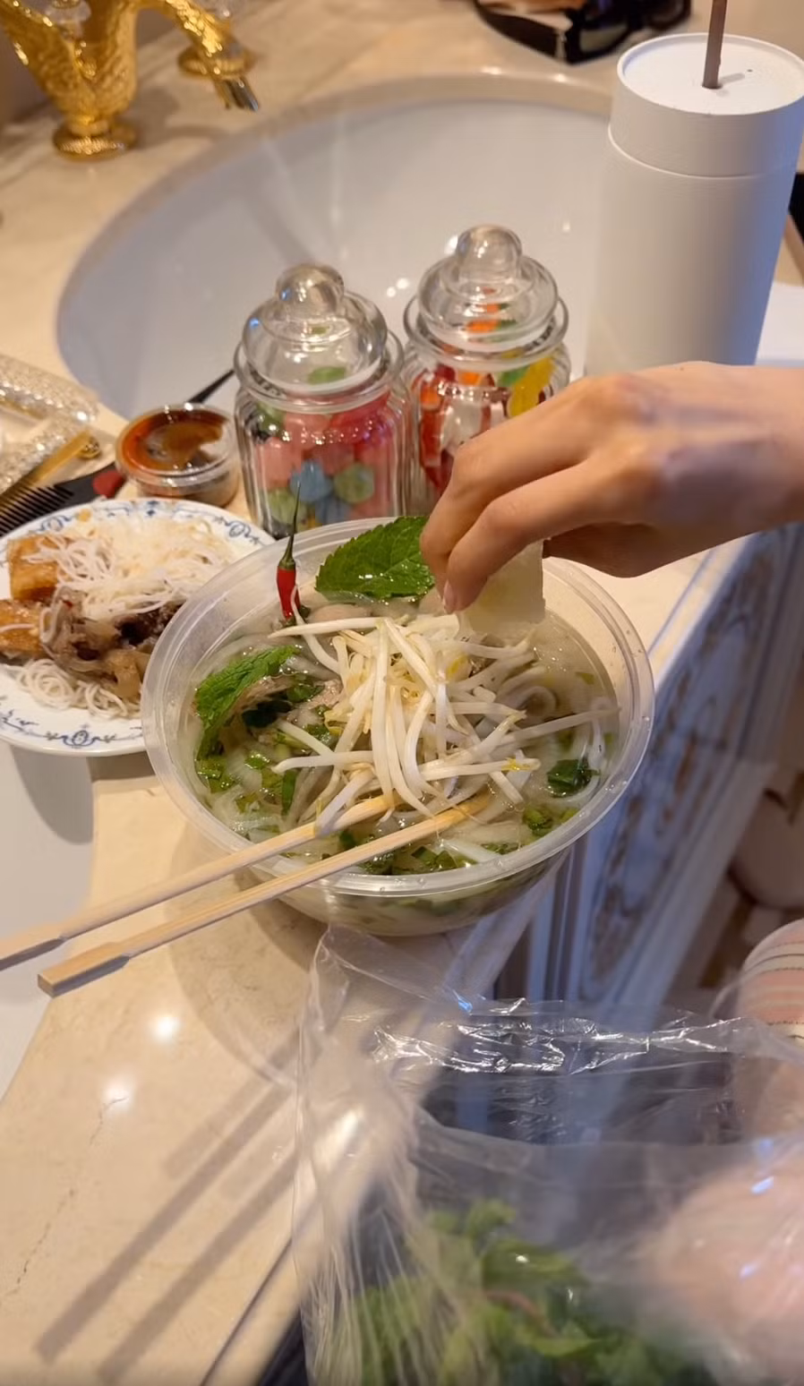 Rosé (BlackPink) chọn ăn phở Việt khi đi sang Pháp dự show thời trang.