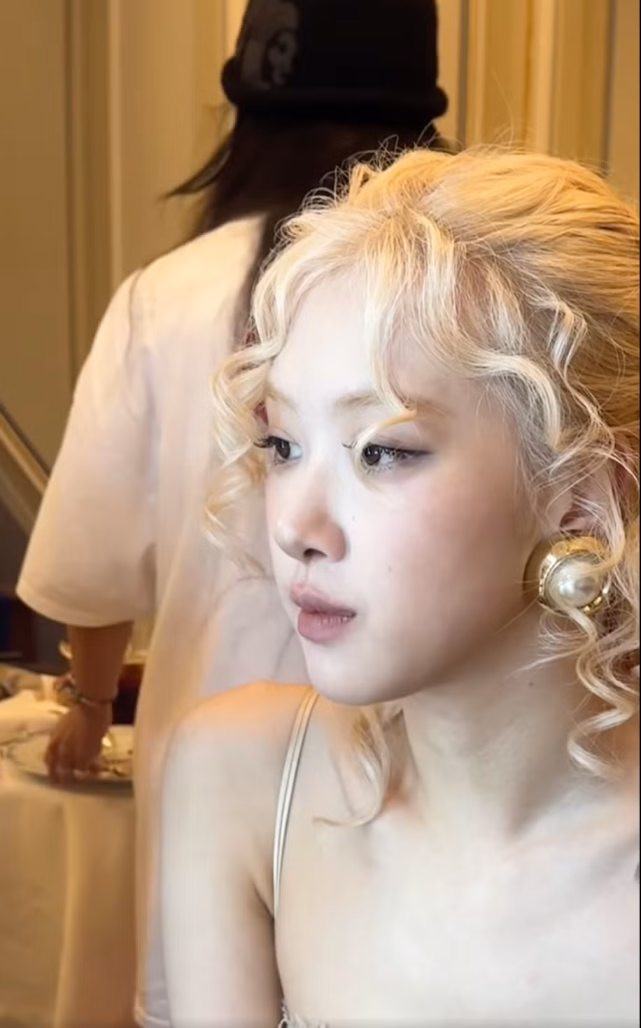 Rosé (BlackPink) chọn ăn phở Việt khi đi sang Pháp dự show thời trang.